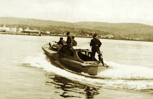 Čolna, s katerim so prvi “pomorski” policisti oziroma narodni 
zaščitniki v letu 1948 izvajali naloge na morju, že zdavnaj ni 
več. Pet metrov dolg leseni čoln z motorjem ameriškega 
džipa se je ohranil le na fotografijah. 