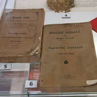 V času Kraljevine Italije je obstajal dvojezični kazenski 
zakonik (desno) iz leta 1922.