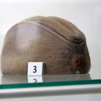 Takšna so bila pokrivala miličnikov v letu 1954.