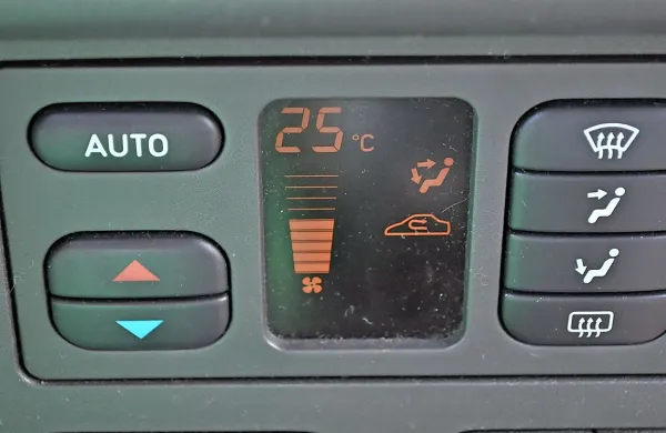 Tudi v avtu  upoštevajte še dopustno temperaturno razliko,  
neposredno pihanje v ljudi pa zdravniki odsvetujejo. 