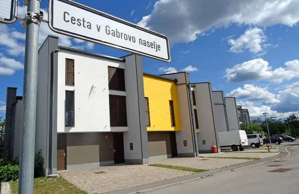 Slaba banka išče kupce za dvanajst vrstnih hiš v Gabrovem 
naselju v Divači.