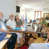 Pavel Medvešček, Marko Hren in Cirila Toplak (z leve) so staroverstvo predstavili z različnih 
zornih kotov, prav tako vzroke za pohod na   Kobarid.