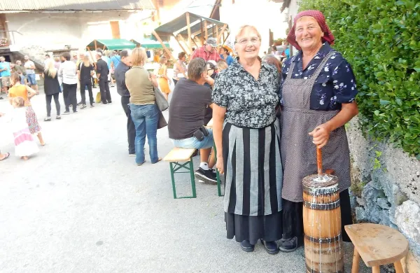 Medenje masla iz mleka v pinji je pozabljeno opravilo, toda  
tako maslo ni primerljivo s kupljenim. 