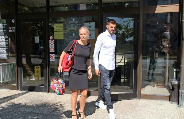 Ivica Guberac je v spremstvu odvetnice Monike Mavsar  
mrkega obraza zapustil koprsko sodišče.