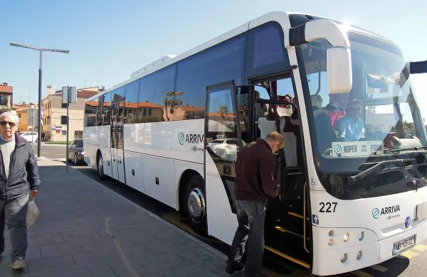 Arriva Dolenjska in Primorska je krivdno odpustila predsednika sindikata, in trdi, da je kršil zakon in pogodbo. 
Sindikat OSO-KS 90 pa trdi, da delodajalec želi  prestrašiti 
druge delavce.   