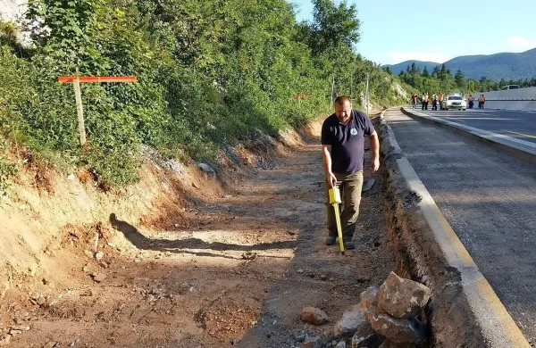 Pozabljena ali zatajena vrtina z eksplozivom je 45 let čakala 
kakšen meter od roba avtoceste. 