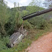 Novogoričan je zaradi neprilagojene hitrosti v ponedeljek v 
zgodnjih jutranjih urah trčil v ograjo pred Qlandio in z vozilom 
pristal na strehi pod cesto.