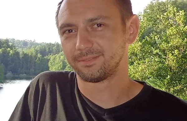Iztok Grlj, gospodar 
RD Bistrica:  “Iz 
matične jate v potoku 
Bistrica z lastno 
sonaravno vzrejo 
pridobimo letno 40 do 
50 tisoč mladic soške 
postrvi.”