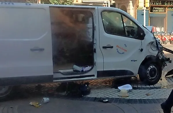 V terorističnem napadu s kombijem v Barceloni več mrtvih in ranjenih