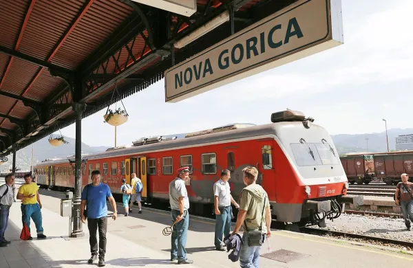 Medtem ko snujejo vezne loke, ki bi omogočili boljši pretok 
tovornega prometa, je treba zagotoviti potniške vlake med 
Goricama. Tiri so že, strošek pa je zanemarljiv. 