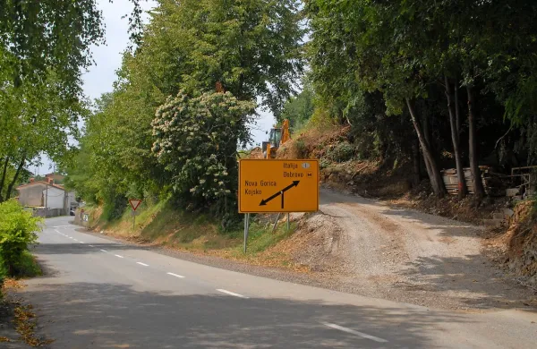 Za zdaj v Gonjačah bagri kopljejo  nad cesto.