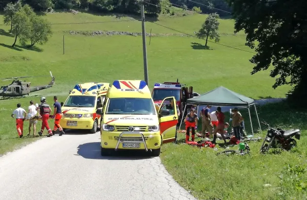 V trčenju motoristke in kolesarja je krajši konec potegnil 
kolesar. Tolminski reševalci so morali pomagati obema hkrati, 
nato pa so ju skupaj odpeljali s helikopterjem.  