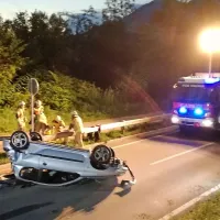 Pri Mostu na Soči je v torek zvečer mladi voznik končal z 
avtom na strehi. 