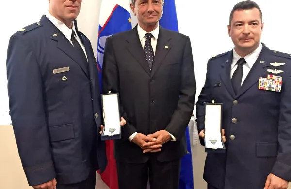 Pripadniki ameriške nacionalne garde, ki so rešili življenji 
dveh pomorščakov Splošne plovbe, in so za reševalno akcijo 
prejeli odlikovanje  predsednika Boruta Pahorje (na fotografiji), so pomorščaka pred nedavnim  obiskali v bolnišnici v 
Lizboni.