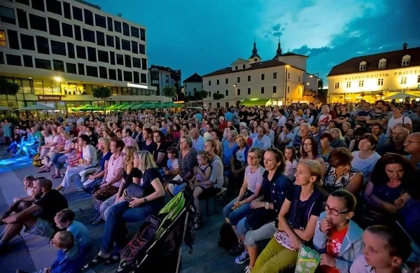 Kulturni utrip poletja je Postojni skoraj vsak dan prinesel kak dogodek in zbral več kot 10.000 
obiskovalcev. 