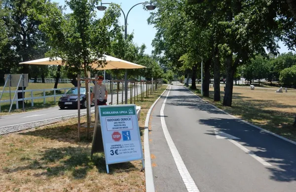 Ob koncu lipiškega drevoreda, pred parkiriščem, morajo 
obiskovalci Lipice po novem plačati tri evre vstopnine na 
avtomobil. 