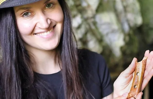 Tinkara Kovač z repliko neandertalčeve piščali, najstarejšega 
glasbila na svetu. 
