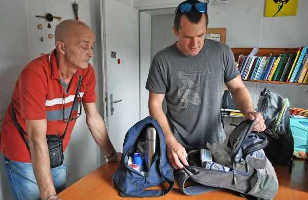 Sandi Fiegl (levo) in Matej Prezelj (desno) se na teren vsak dan odpravita dobro opremljena, 
kava in sterilni pribor sta obvezna.