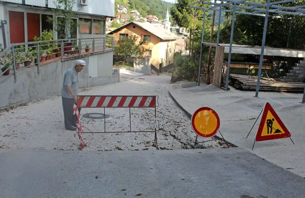 Mirko Tratnik na tri tedne obnovljeni Grilčevi ulici, kjer pa še 
vedno ni asfalta. 