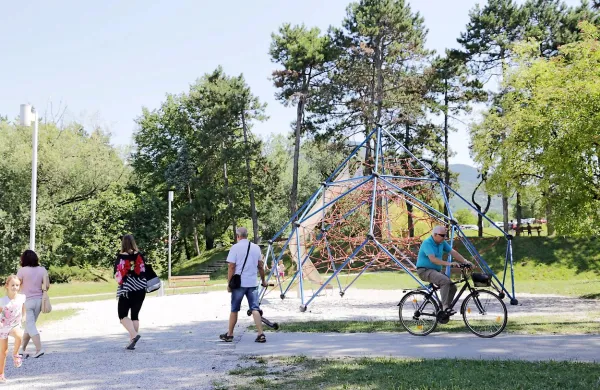 Priljubljeno igrišče v Borovem gozdičku je množično obiskano, a župan pojasnjuje, da ga še 
ne bodo širili. Igrišča po mestu obnavljajo, dodatna igrala bodo v Cankarjevem naselju.