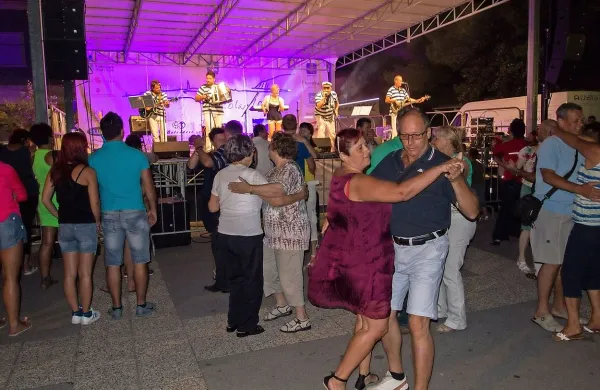 Program ribiškega praznika bodo zaradi slabe vremenske 
napovedi nekoliko spremenili, sobotni večerni del prireditve 
bodo izpeljali v nedeljo.