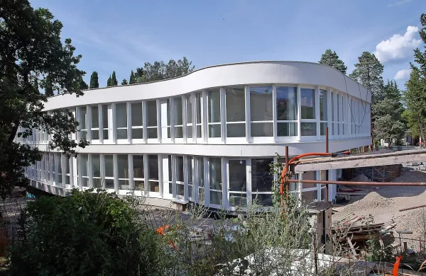 Delavci so že pred dvema tednoma zaklenili objekt Center Obala in prekinili  gradbena dela. 
Izvajalec, podjetje Dema Plus, pričakuje dodatni denar za sanacijo pozimi poplavljene kleti.