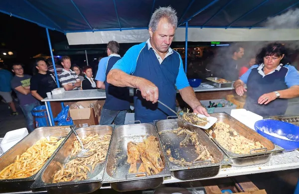 Morske dobrote privabljajo na tradicionalni ribiški praznik. 