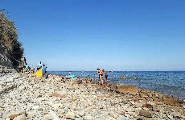 Policisti so se odzvali na klic kopalke, ki jo je zmotila golota na 
divji plaži pod piransko cerkvijo.