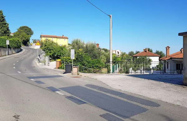 Kmalu potem, ko so zarisali avtobusno postajališče na Dolgi 
rebri so ga tudi zbrisali, saj so ugotovili, da je cestišče 
preozko in nevarno.  