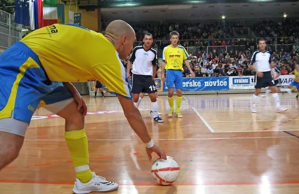 Pred sedmimi leti je v Bonifiki istrski futsal derbi spremljalo 
2000 gledalcev.