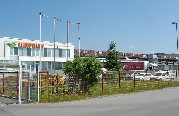 Slaba banka prodaja hladilnico in parcelo za &scaron;tiri hi&scaron;e