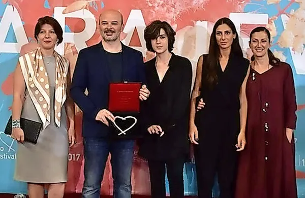 Ekipa filma Strašljiva mati, ki je na filmskem festivalu v 
Sarajevu prejela nagrado za najboljši film.   