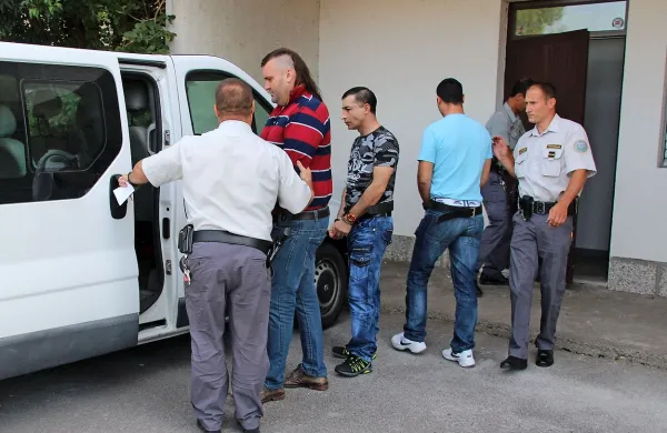 Dva v zapor, eden v priporu: Slaviša Mrkonjić (v črtasti majici) bo med čakanjem na sojenje 
začel prestajati zaporno kazen zaradi tatvin, Marjan Brajdič prav tako, Ervin Hudorovac (v 
modri majici) pa bo sojenje počakal v priporu.