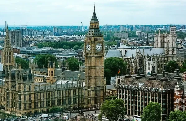 Zvonovi znamenitega Big Bena v Londonu bodo predvidoma 
utihnili za štiri leta.