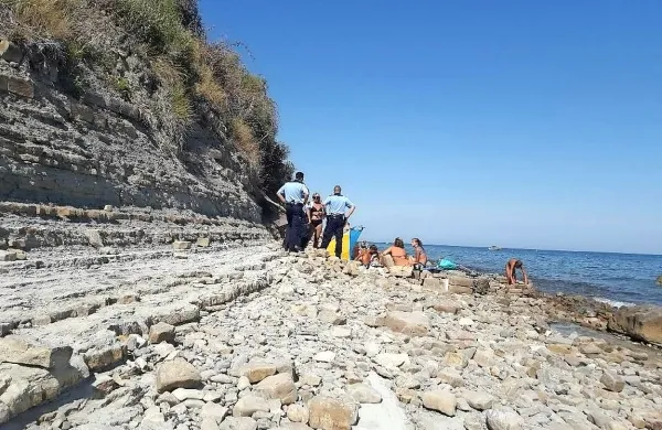 Policisti so se odzvali na klic kopalke, ki jo je zmotila golota na 
divji plaži pod piransko cerkvijo.