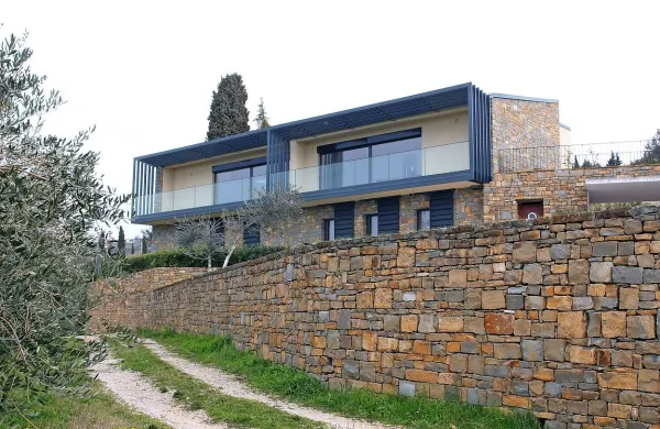 Türkovim preostane le še prihajajoči gradbeni zakon. Kot 
kaže, naj bi bil do črnograditeljev precej prizanesljiv, saj bo, 
če ne bo sprememb, dopuščal začasna uporabna dovoljenja, 
legalizacijo starejših objektov.