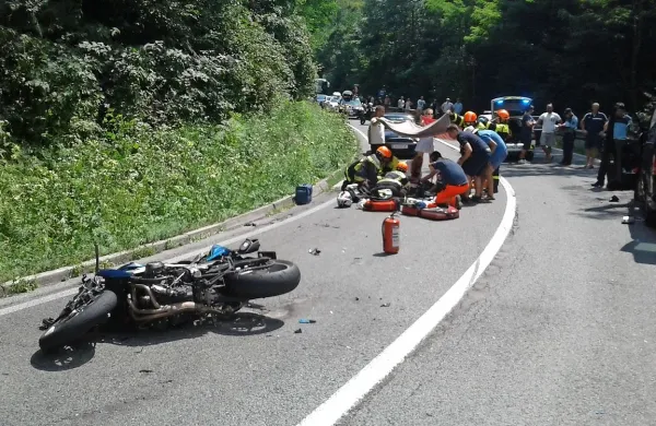 Ves trud reševalcev, gasilcev in zdravnikov je bil zaradi hudih 
poškodb motorista žal zaman. 