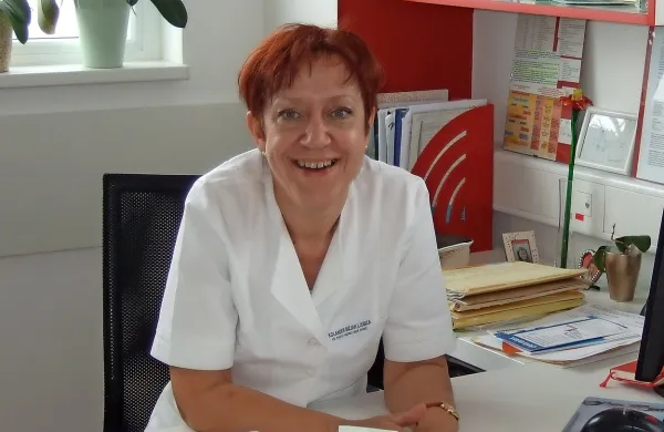  Ljubica Kolander Bizjak: “Dogaja  se, da se ljudje 
praskajo in mesto vboda dodatno okužijo, zato  
nastanejo celo hujši ognojki. Praskajo se tudi pri 
urtikariji na, denimo, sadje (zdaj  na breskve). Tudi 
pri  urtikariji na sonce, ko se pojavijo še majhni 
mehurčki, si nekateri spraskajo kožo do gnojne 
infekcije.”