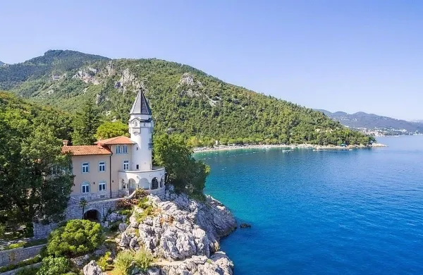 Za vilo želijo iztržiti vsaj sedem milijonov evrov (brez davka).