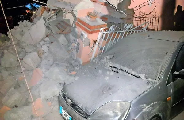 Tresenje tal je v nekaterih krajih na Ischii povzročilo veliko 
škodo.