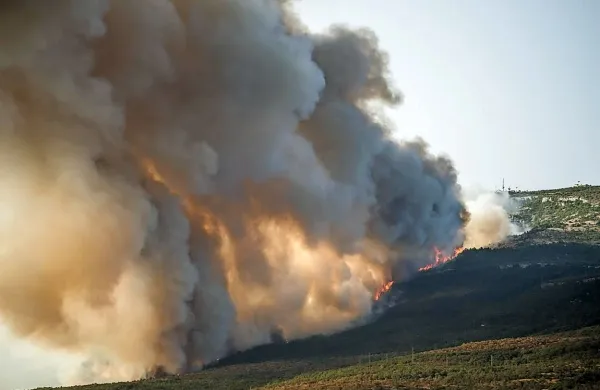 Hrvaški gasilci so minulo noč uspeli ubraniti pred ognjem 
mesto Drniš na območju Šibenika, kjer se je požar, ki se je 
razširil z gore Promina, približal hišam na manj kot dva 
kilometra.