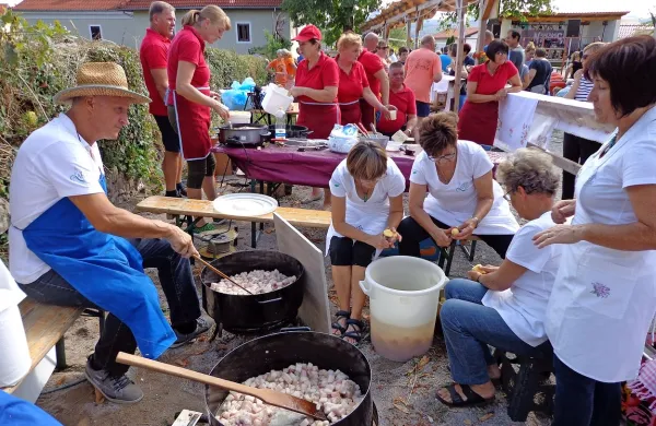 V jasenskem društvu Ahec so pripravili krompir, zabeljen z 
ocvirki.
