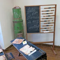“Takih klopi in table ne vidiš vsak dan,” so si mrmrali 
obiskovalci med ogledom razstave.