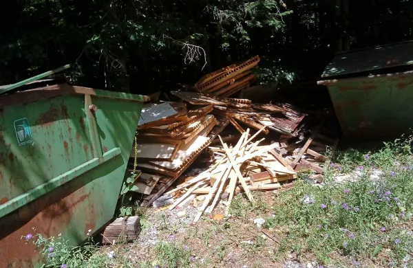 Ko lastniki obnavljajo svoje počitniške hišice, material odvržejo kar ob zabojnike. A morali bi ga odpeljati v zbirni center 
Globovnik.