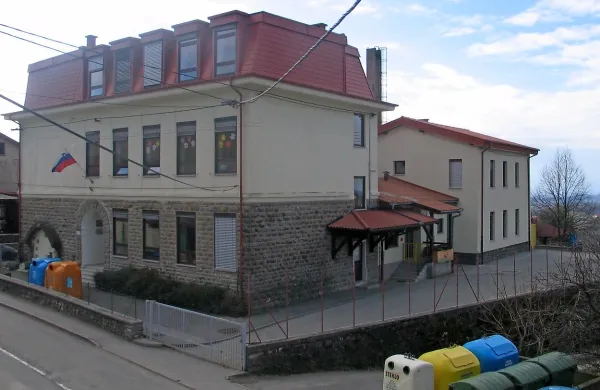 Na robu šolskega območja v Kojskem (na fotografiji v ozadju) 
bo morda kmalu  gradbišče. 
