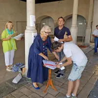  V Gibanju Skupaj so začeli zbirati podpise k javnemu pozivu 
koprski občini, naj mala  loža kot del Pretorske palače ostane 
javno dobro.