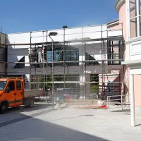 Povezovalni most med staro in novo stavbo občine so 
temeljito obnovili. 