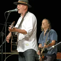 Vlado Kreslin se s petkovim koncertom na Ljubljana Festival 
vrača že šestindvajsetič. Na odru Križank se mu bodo 
pridružili tudi številni gostje. 