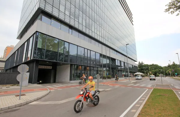Stečajna upraviteljica Euroinvesta Branka Remškar je na 
današnji dražbi poslovnega dela novogoriškega Eda centra 
uspela prodati celoten ponujen paket nepremičnin. 