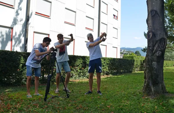  Mladi se morajo znajti brez drage opreme in scene, kar 
spodbuja njihovo ustvarjalnost in inovativnost. 